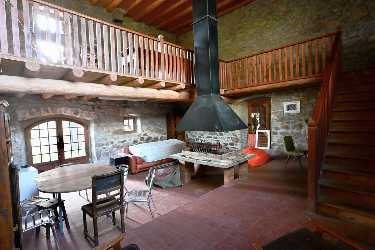 Maison à SAINT-HILAIRE-CUSSON-LA-VALMITTE