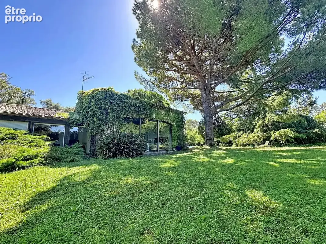 Mougins – Vue imprenable sur le vieux village – Villa 235 m² sur 3 500 m² de terrain plat, piscine et dépendance - photo 4