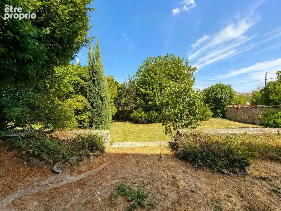 Propriété historique 312 m2 élevée sur caves voûtées, garage et plus de 1 000 m2 de terrain - photo 6