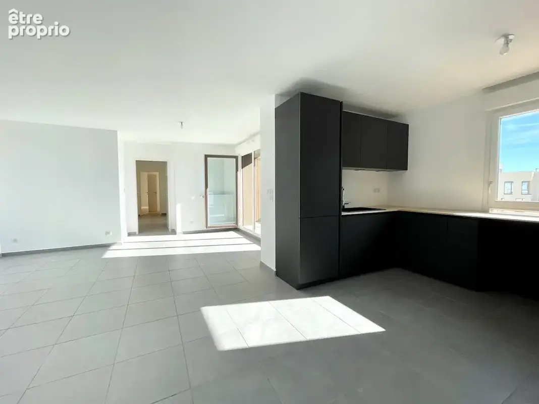 Appartement dernier étage avec trois chambres et deux terrasses - DEUX GARAGES - photo 5