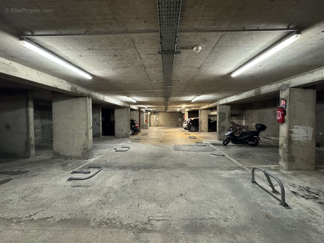 Parking à PARIS-11E