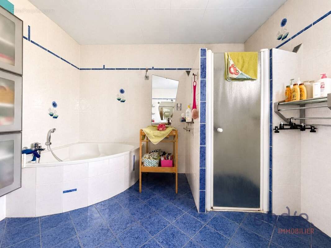 Spacieuse maison familiale de 226 m² avec sept chambres et piscine - photo 15