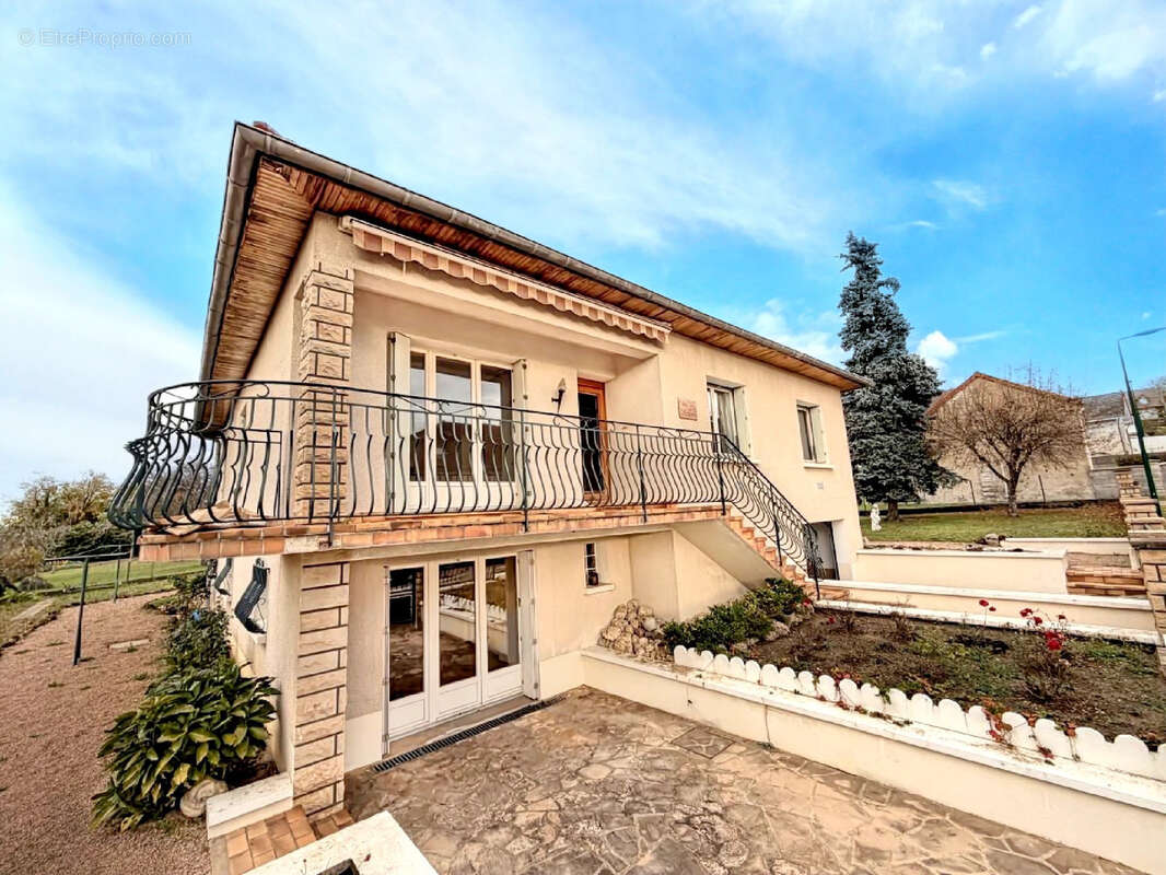 Maison à CREUZIER-LE-VIEUX