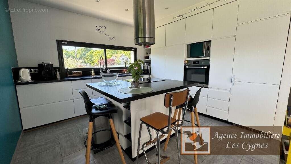 Maison à FONTAINE-LE-PORT