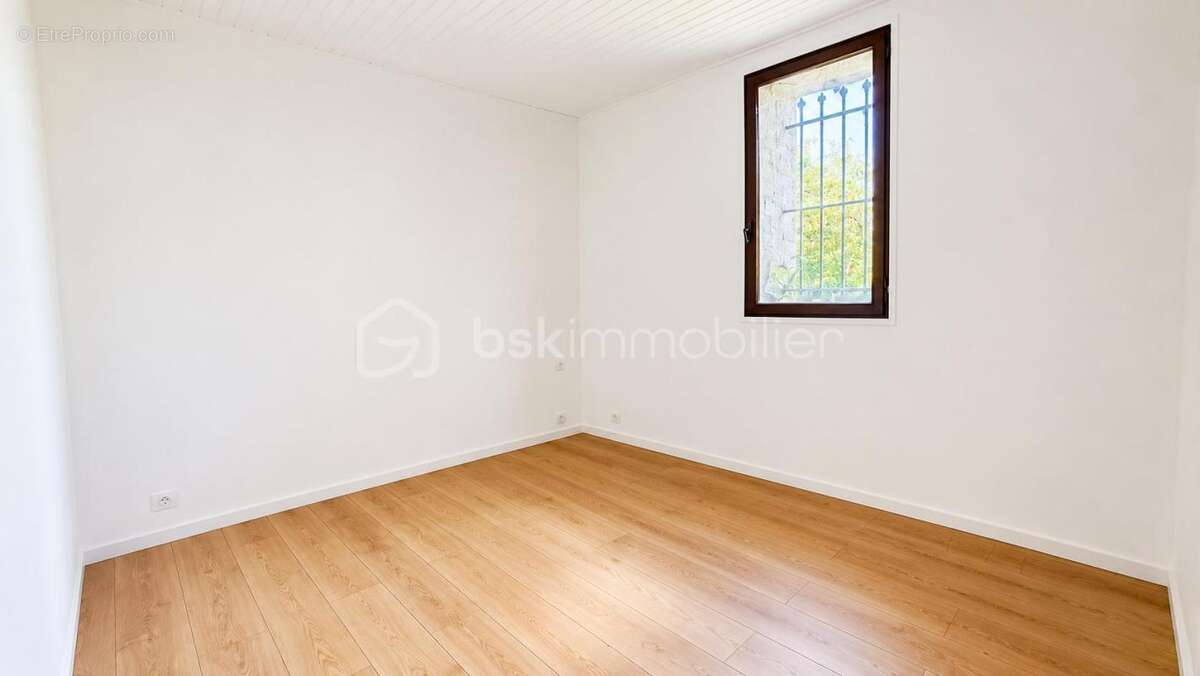 Maison familiale rénovée – 4 chambres – Terrain 4 000 m² – Vence la Sine - photo 22