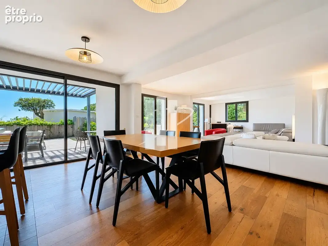 Superbe villa rénovée à Saint-Raphaël   208 m2, vue mer, suites, piscine et prestations d’exception - photo 6