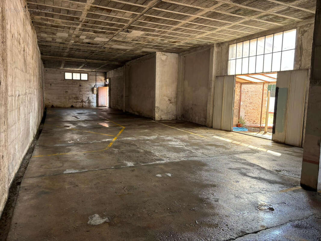 Parking à LE PERTHUS