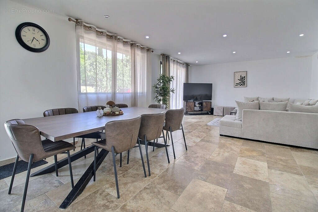 EXCLUSIVITÉ - Maison de 240m² entièrement rénovée avec piscine, véranda et 5 suites - photo 4