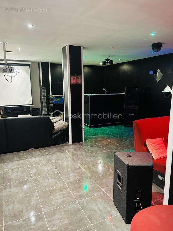 Grand ensemble immobilier de 367 m² avec terrain & Parking - photo 9