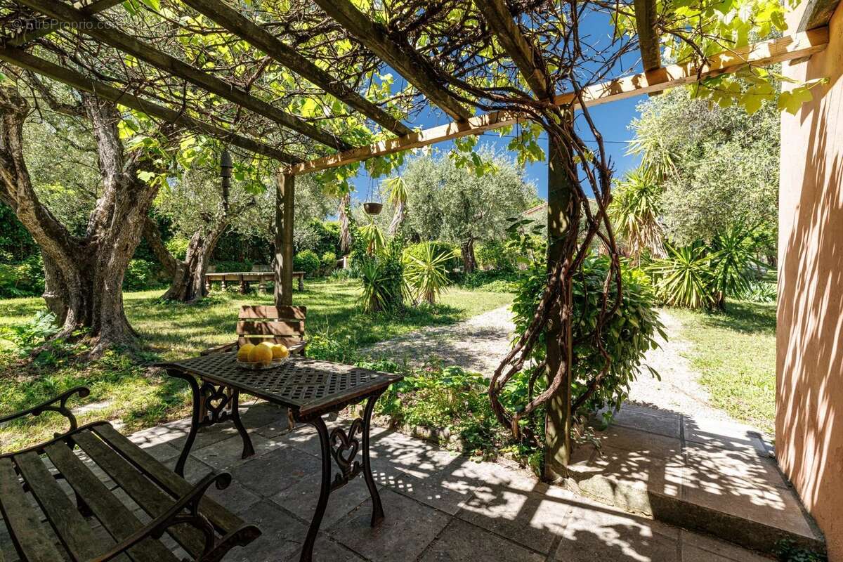 Maison à CHATEAUNEUF-GRASSE