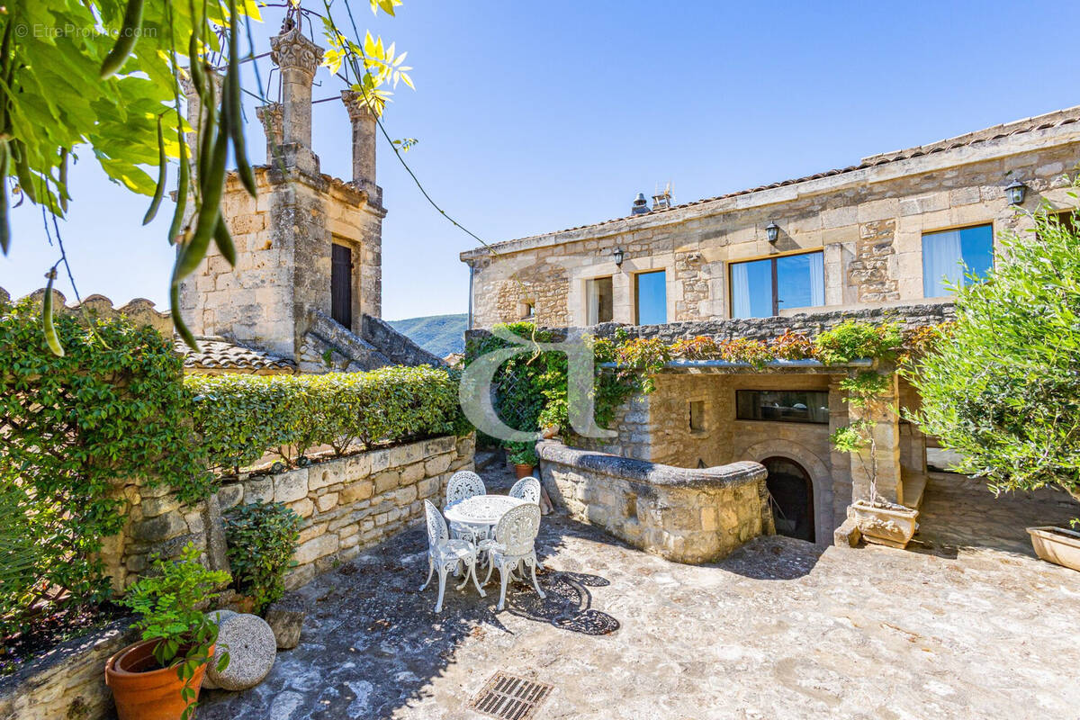 Maison à MENERBES