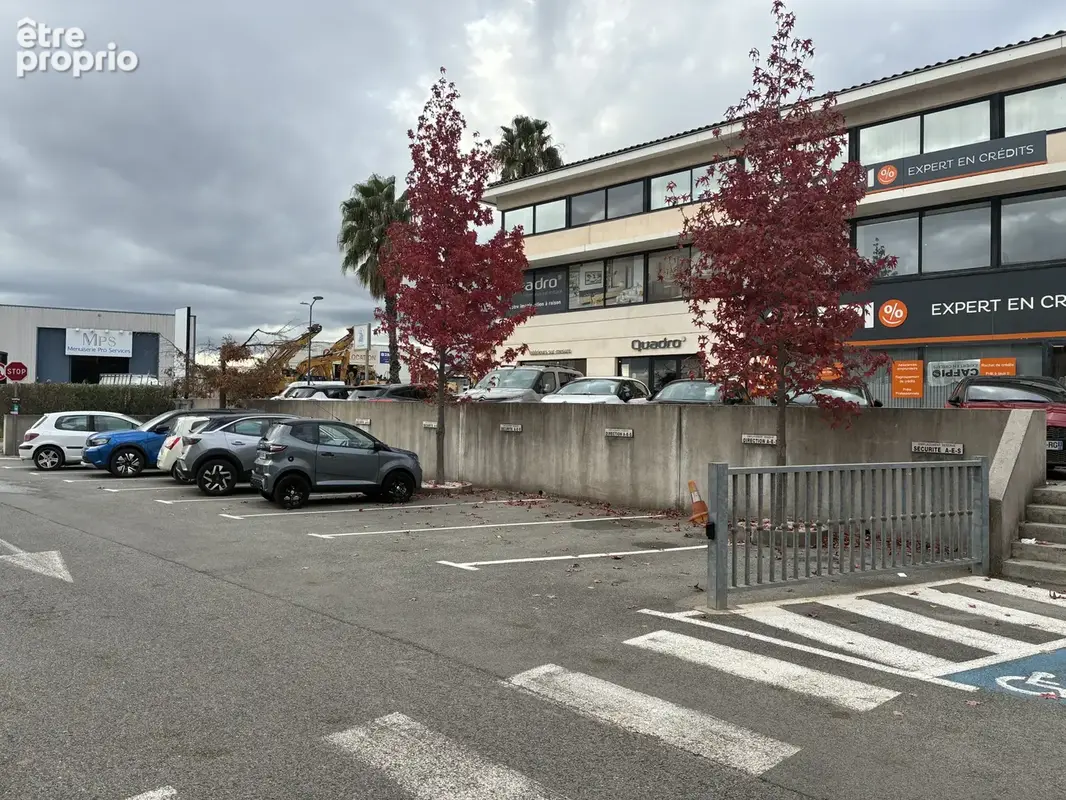 Local a vendre - 310 m2 - proche autoroute - photo 7