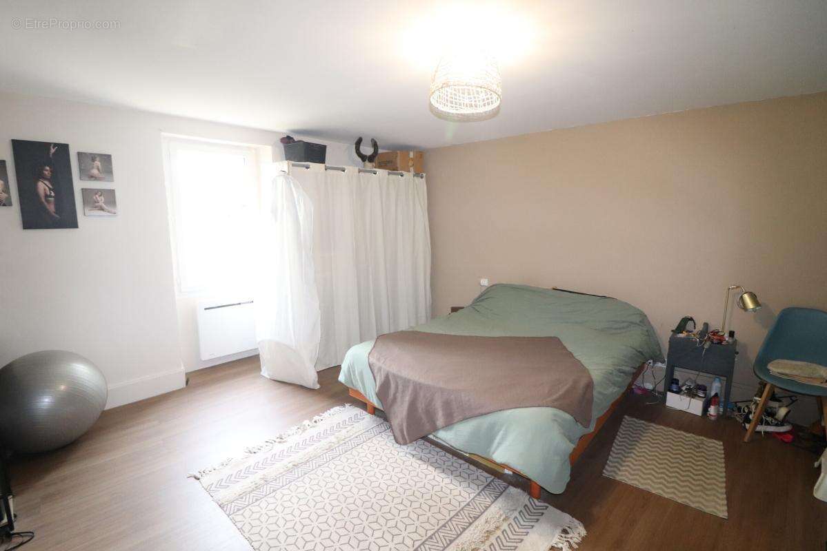 Maison à CASTELNAU-MONTRATIER