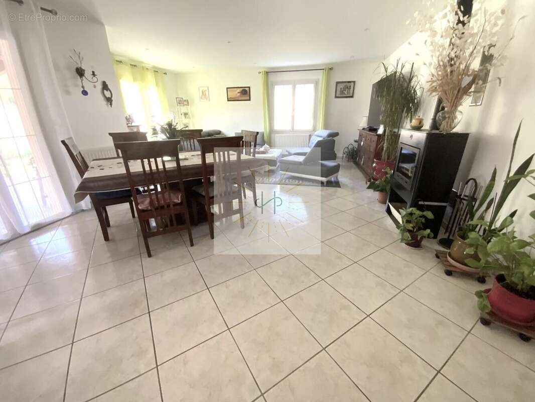 Maison à ROCHEMAURE