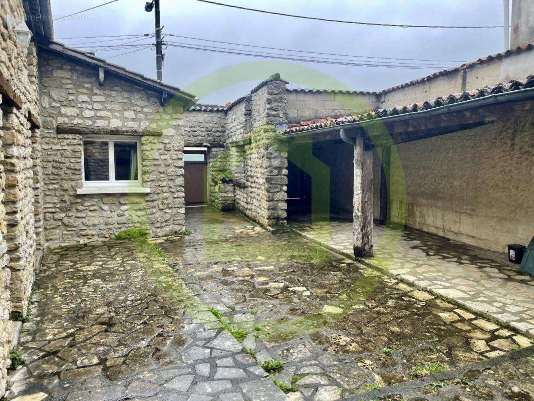 Maison à RUELLE-SUR-TOUVRE