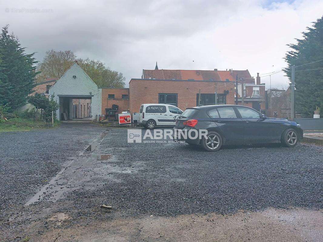 Commerce à NEUVILLE-EN-FERRAIN