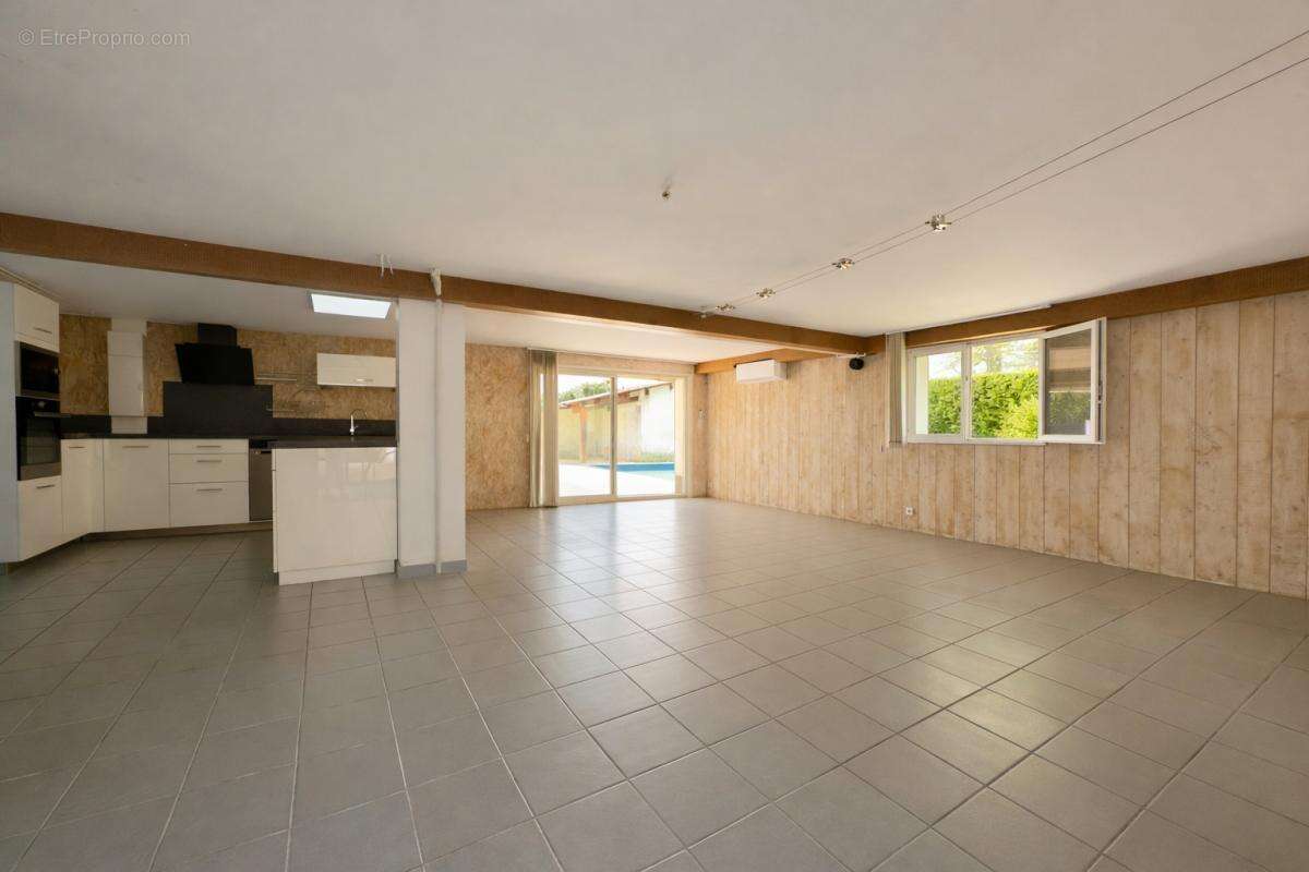Maison 5 Pièces de 92 m2 avec piscine et garages à Laboutarié 81120 - photo 12