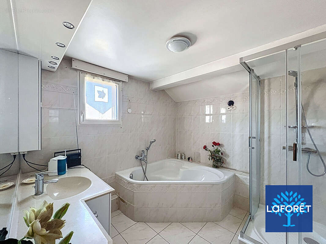 Maison à D'HUISON-LONGUEVILLE