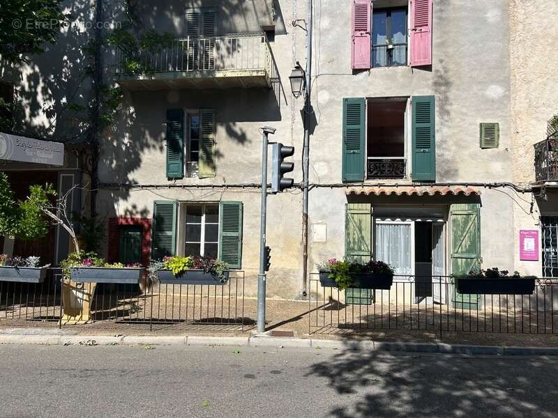 Maison de village à rénover – Centre de La Verdière (83) - photo 2