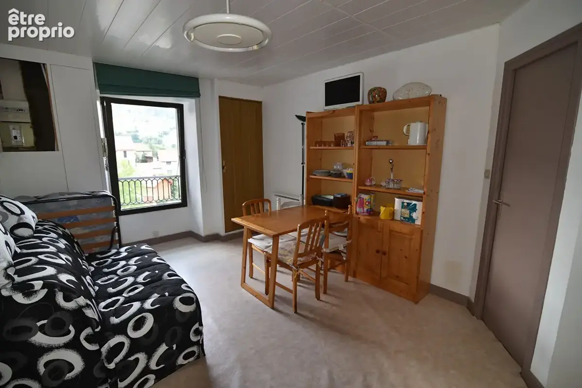 THEYS centre appartement type T3 entièrement meublé - photo 2