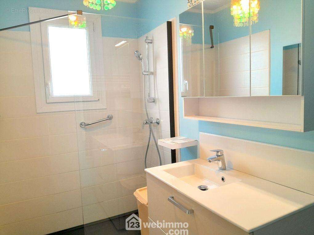 Salle d?eau moderne avec douche à l?italienne, confortable et pratique. - Maison à LES SABLES-D&#039;OLONNE