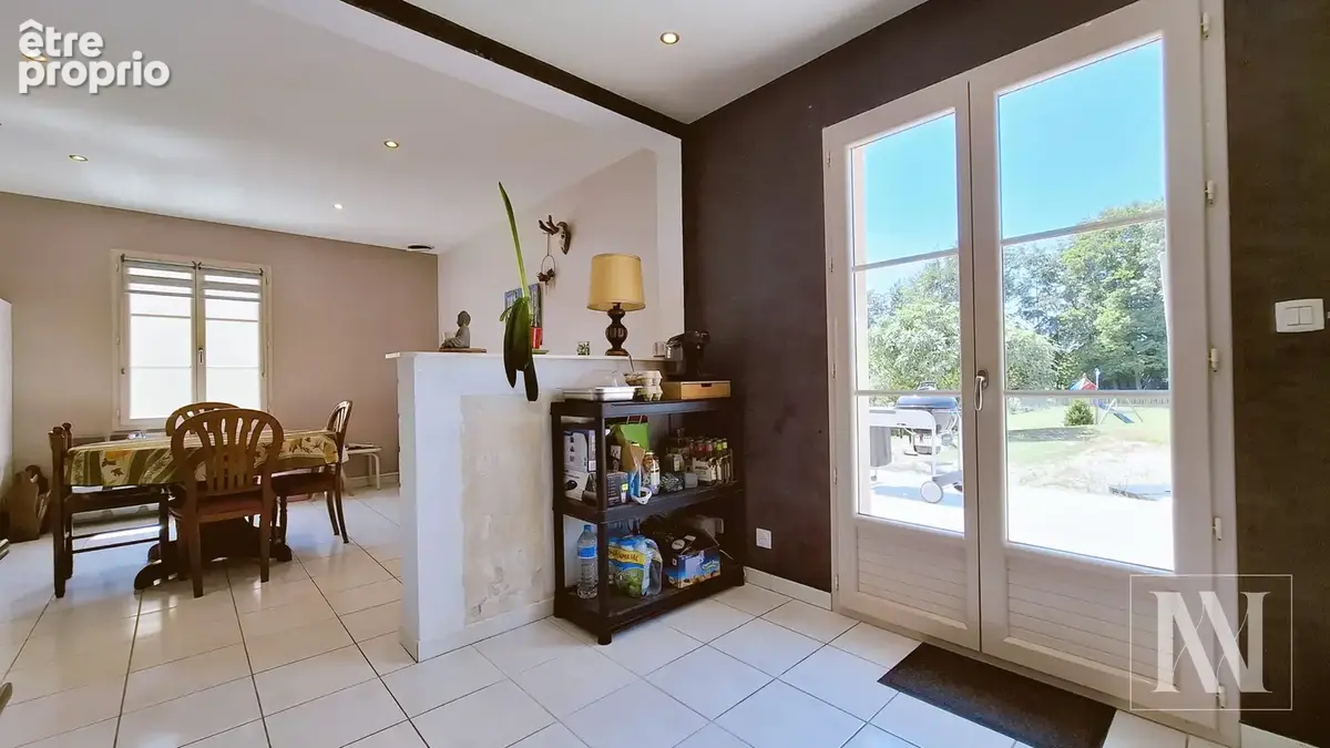 Maison de plain-pied avec piscine et terrain de 1 900 m2 en bord de ruisseau - photo 7