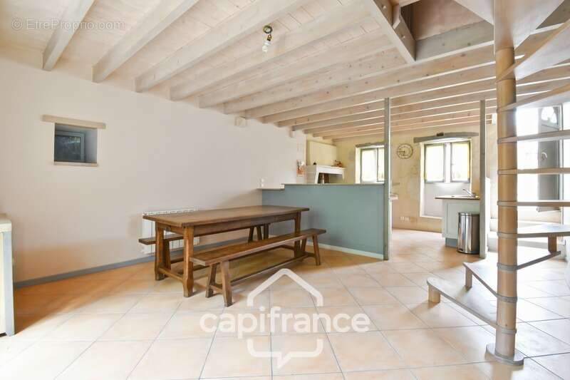 Maison charentaise à vendre 4 pièces LES EGLISES D'ARGENTEUIL (17)avec garage sur 1089m² de jardin arboré - photo 4