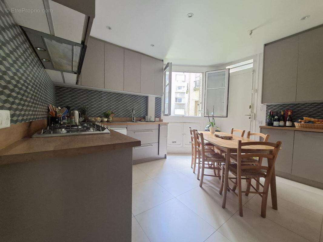 Appartement à PARIS-16E