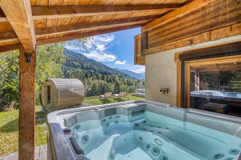 Chalet rénové à proximité de La Clusaz, Vue montagnes avec piscine - photo 2