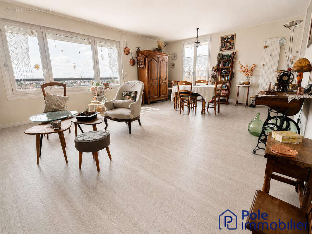 CAEN APPARTEMENT AVEC BALCON ET GARAGE - SEJOUR  - Appartement à CAEN