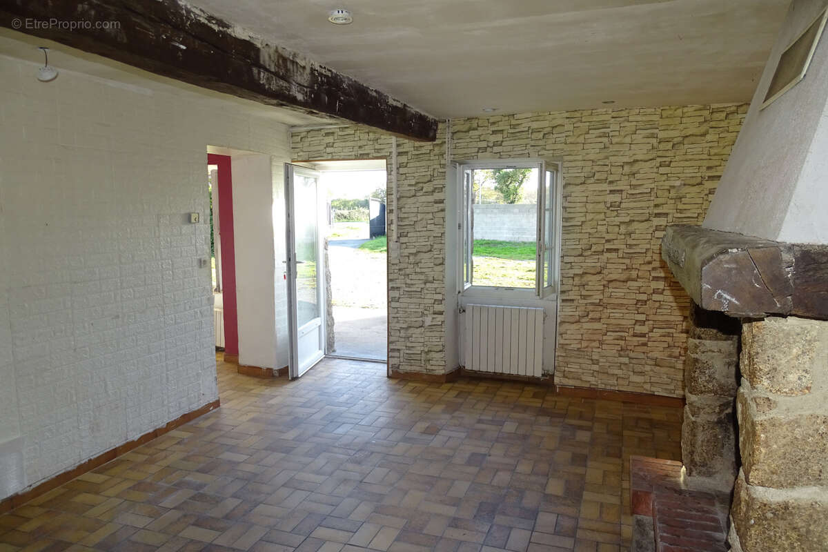 Maison à MONTSURS