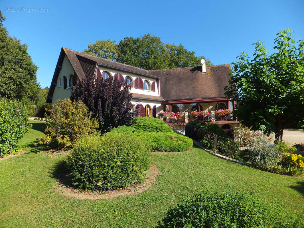 Belle propriété entouré de son parc boisé de 10700m2 - photo 3