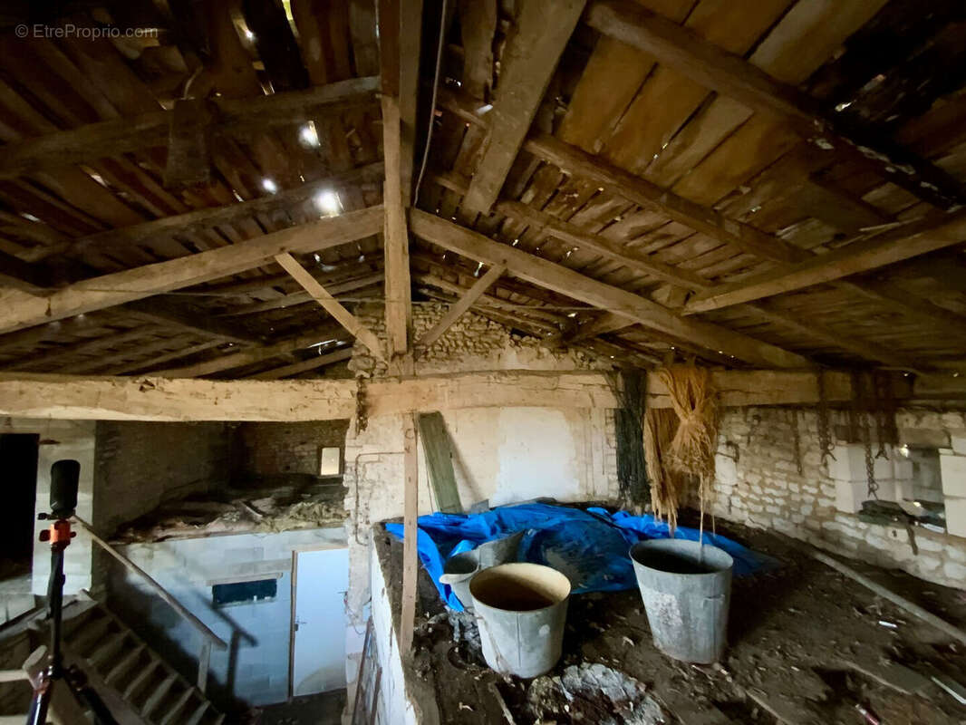 Maison à NIEUL-LE-VIROUIL