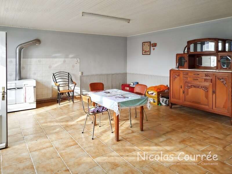Maison à rénover – 191 m² – Fort potentiel – Environnement calme SAINT VINCENT LA CHATRE (79) - photo 4