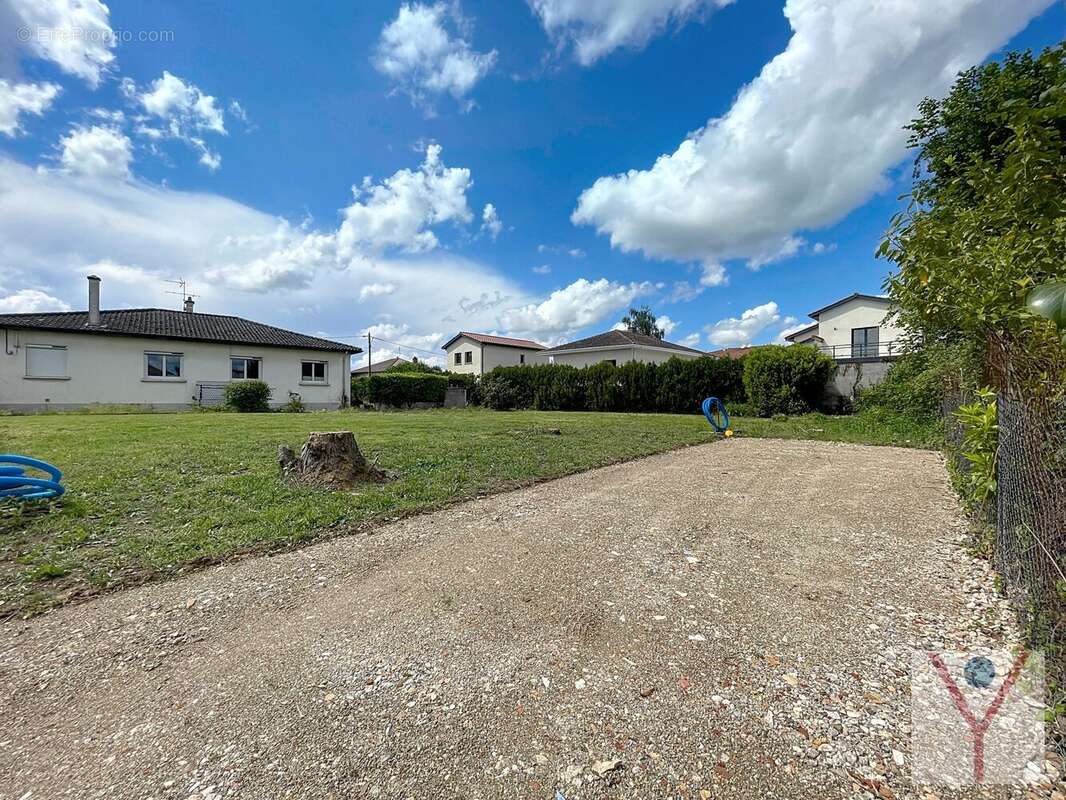 Terrain à AMBERIEUX-EN-DOMBES