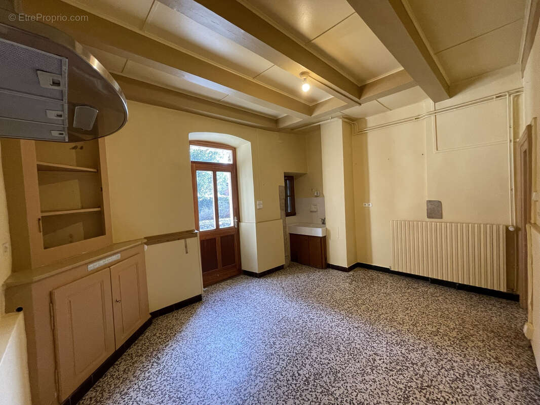 Maison en pierre de 170m2 environ avec cour de 470m2 - dépendance de 44m2 - photo 5
