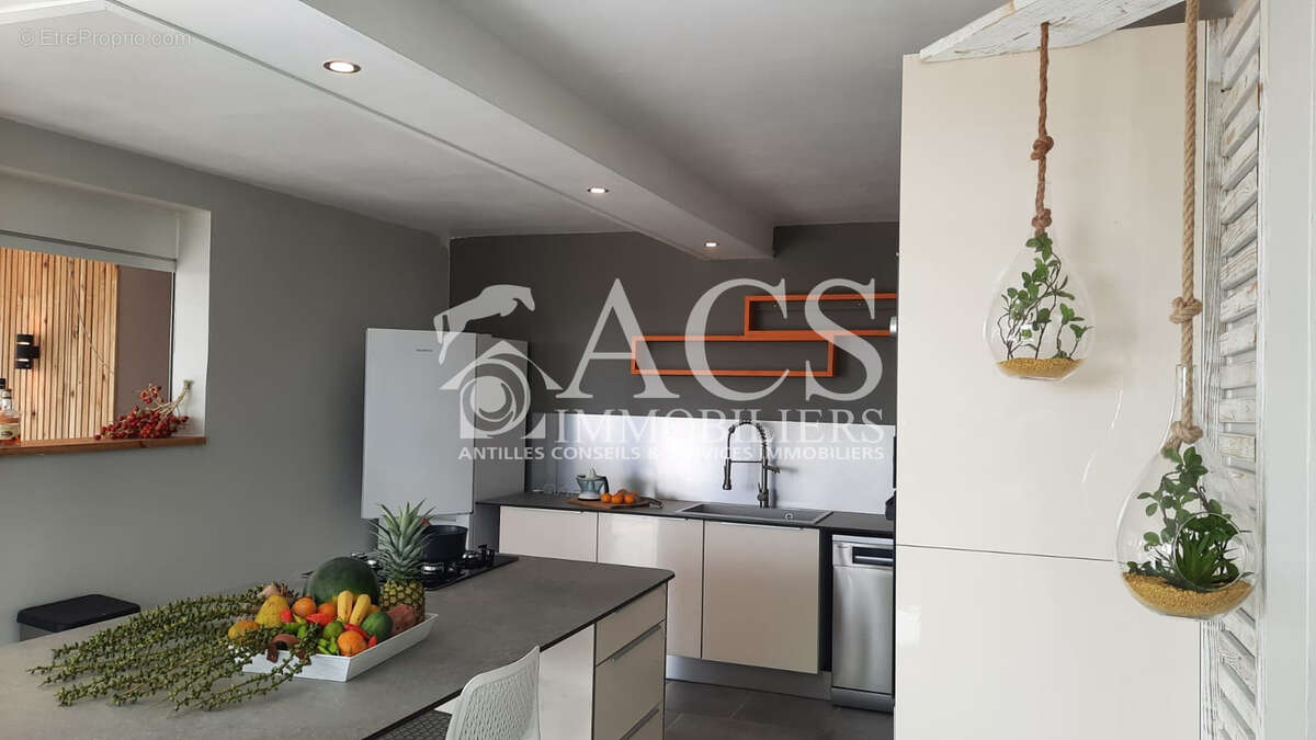 **À vendre : Superbe villa rénovée avec vue mer et campagne   Le Marin** - photo 8
