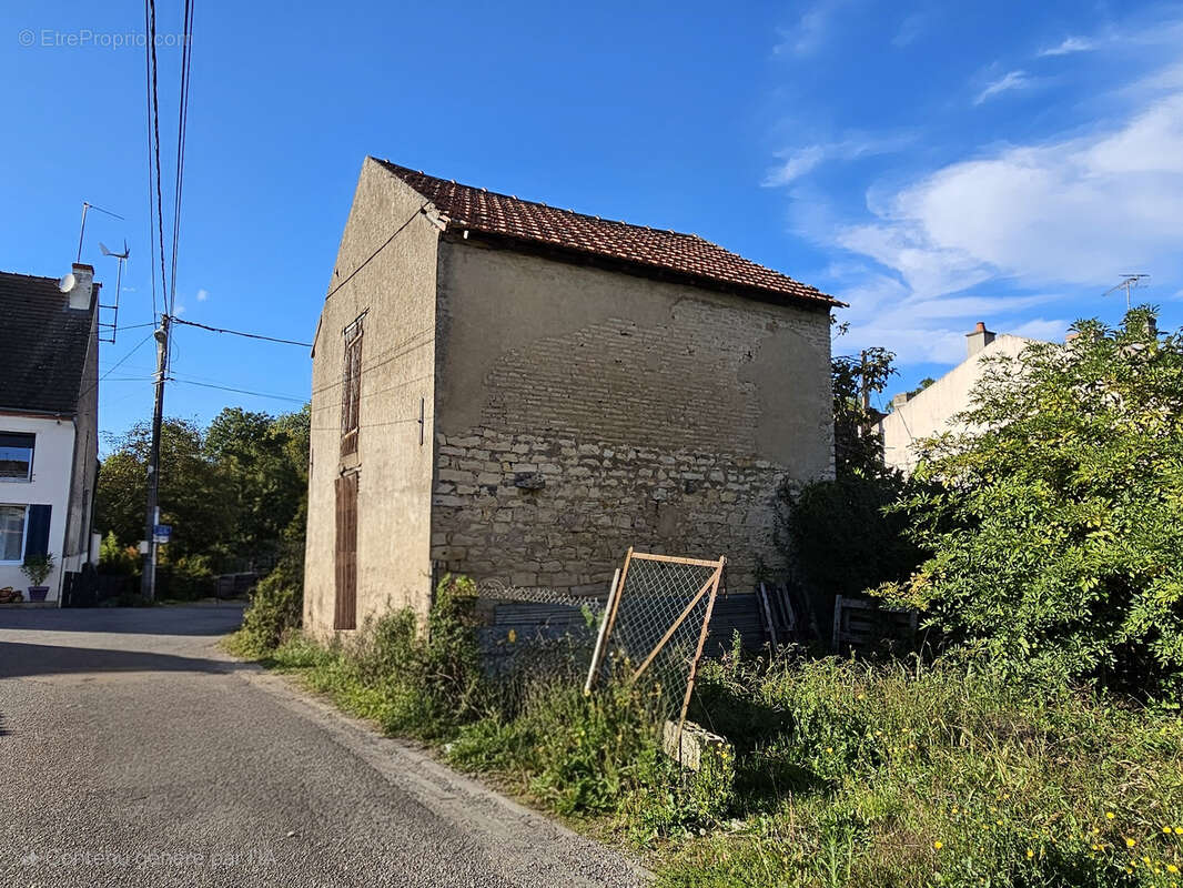 Parking à LES BORDES