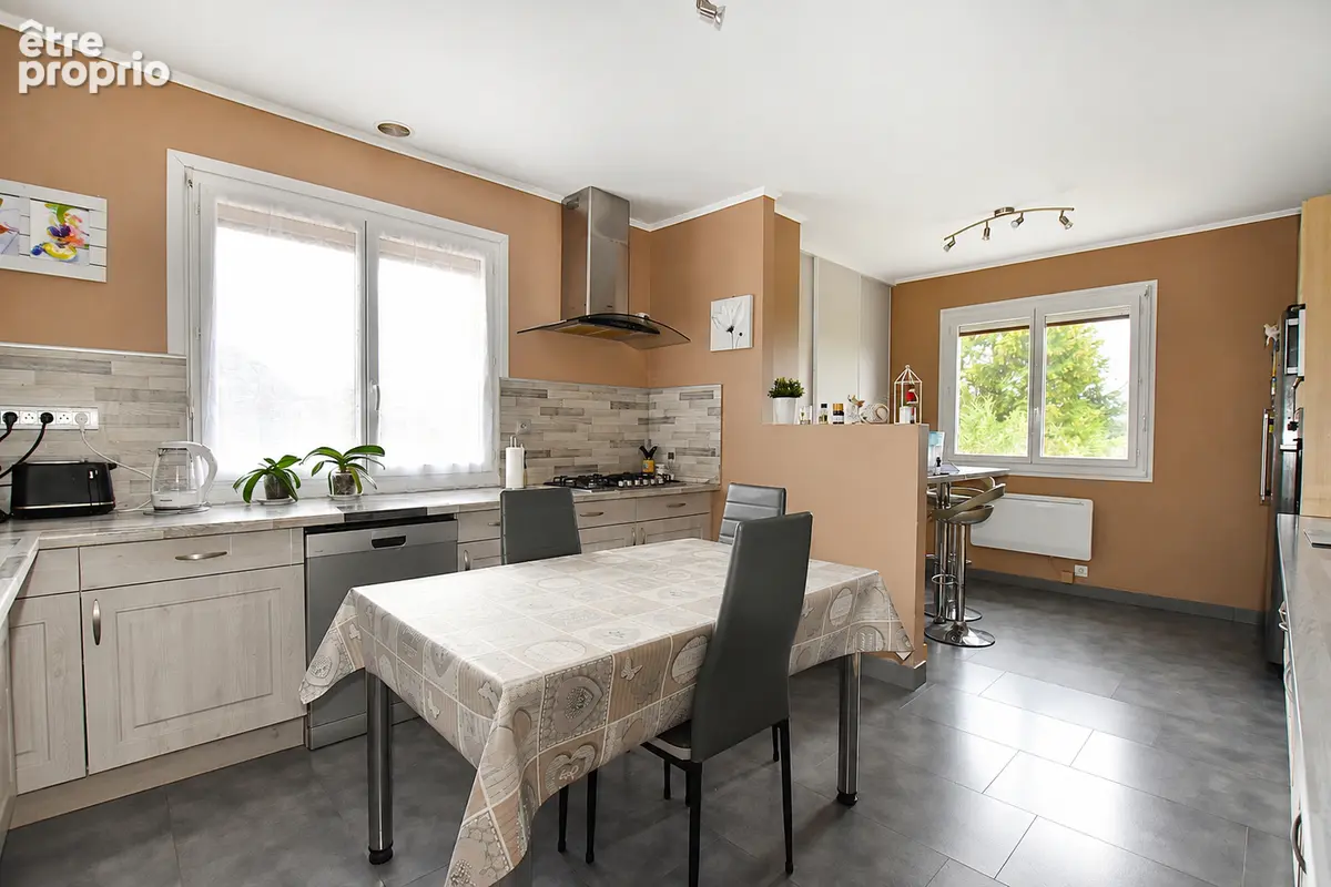 Maison spacieuse avec sous sol total, proche des commerces : - photo 2