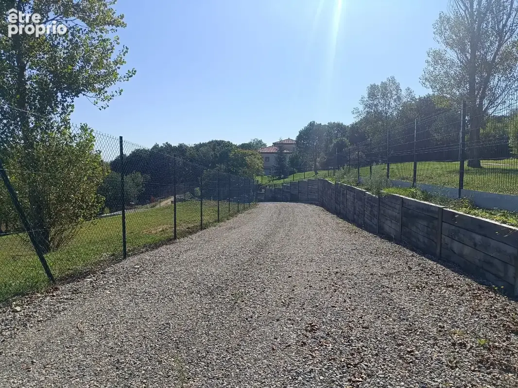 Terrain constructible de 1000 m2 à Aureville - photo 7