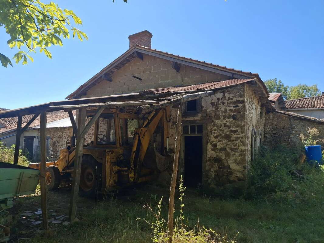 Maison familiale avec de nombreuses dépendances et du terrain - photo 15