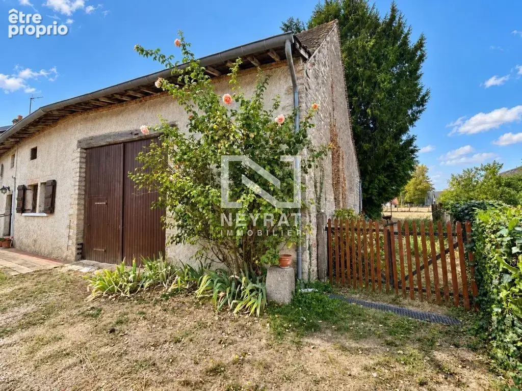 Au calme d'un petit quartier de village, une maison en pierre pleine de potentiel - photo 2