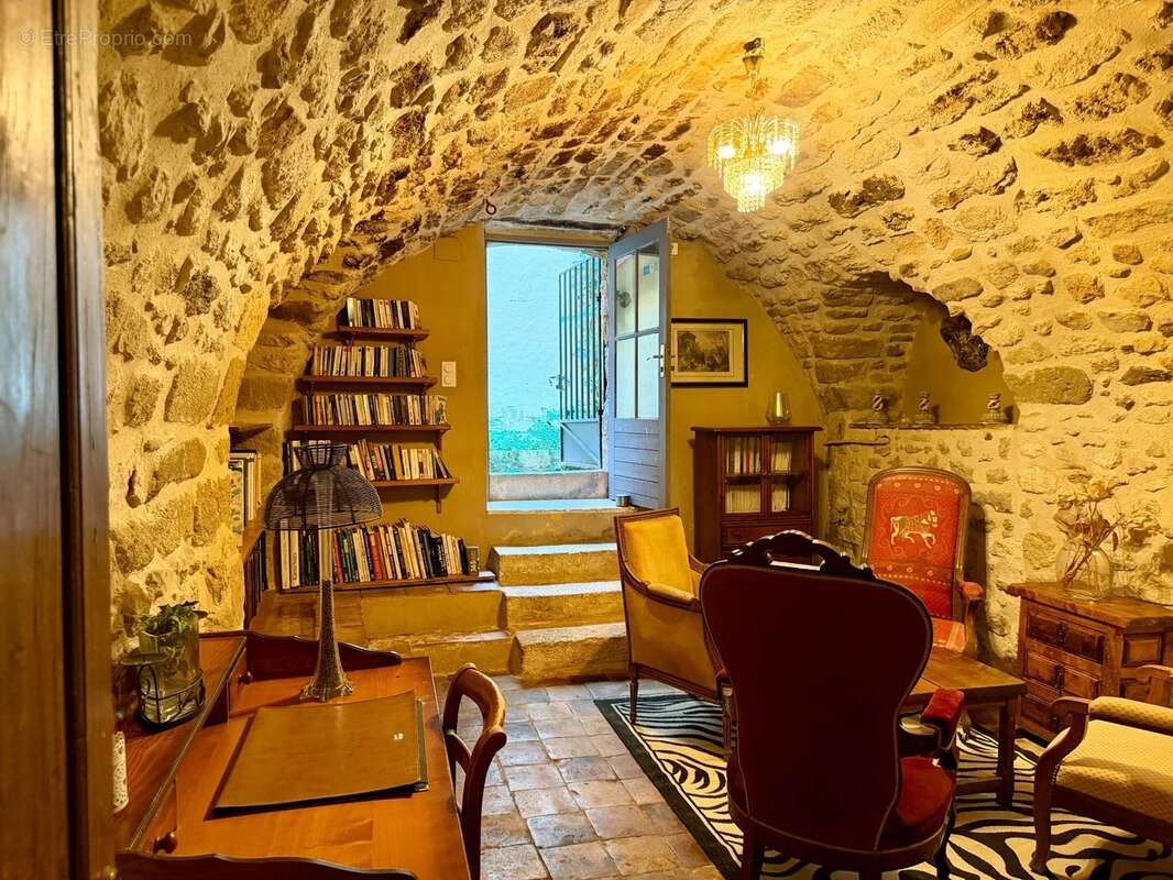 Demeure de caractère avec jardin clos, piscine et dépendances – à 10 mn d’Uzès  - photo 6