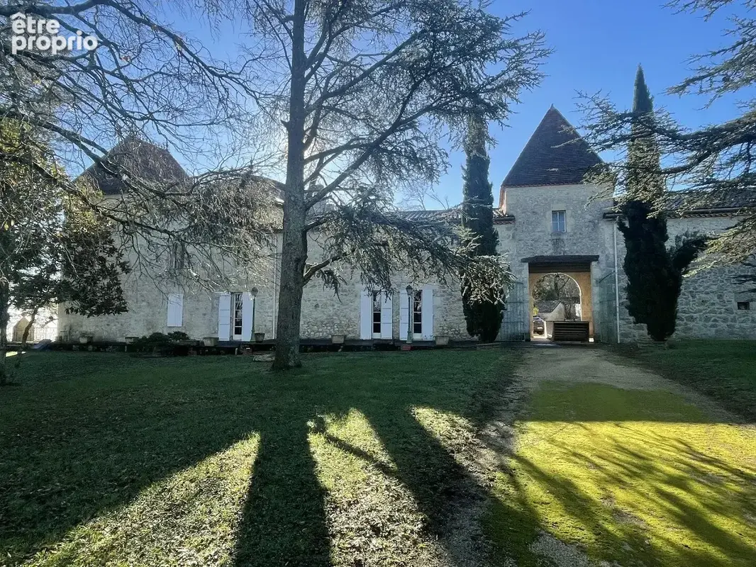 Superbe château avec vue panoramique, élégance et charme - photo 2