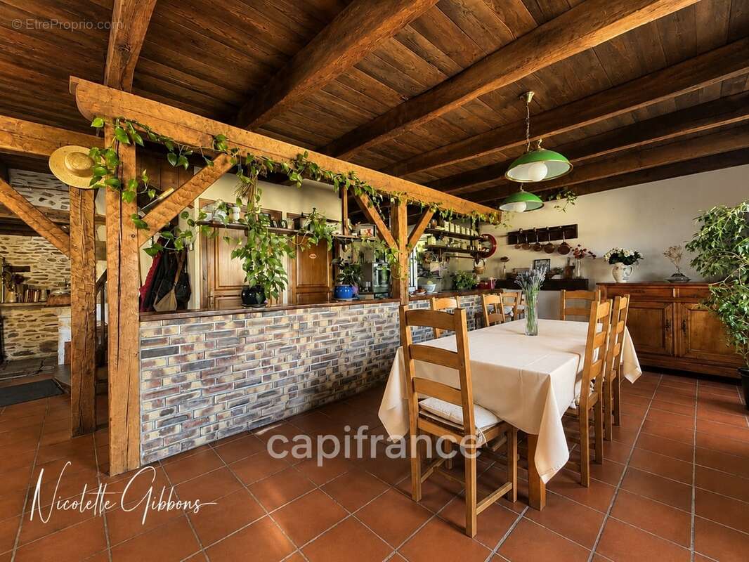 Jolie maison en pierres avec petites dépendances - photo 6