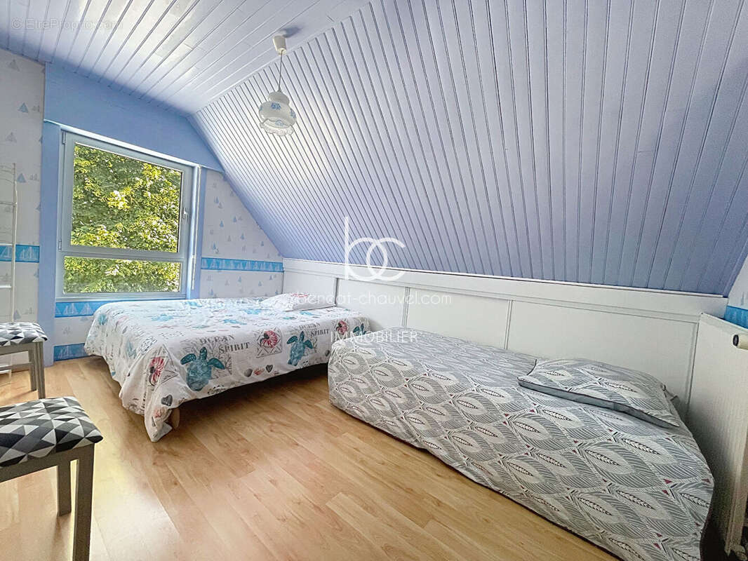 Maison d'Architecte à Pluneret : Un Paradis Vert avec Piscine et Plan d'Eau - photo 13