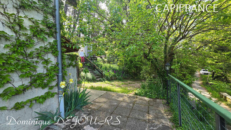 Maison à SAINT-SAUVEUR-DE-MONTAGUT