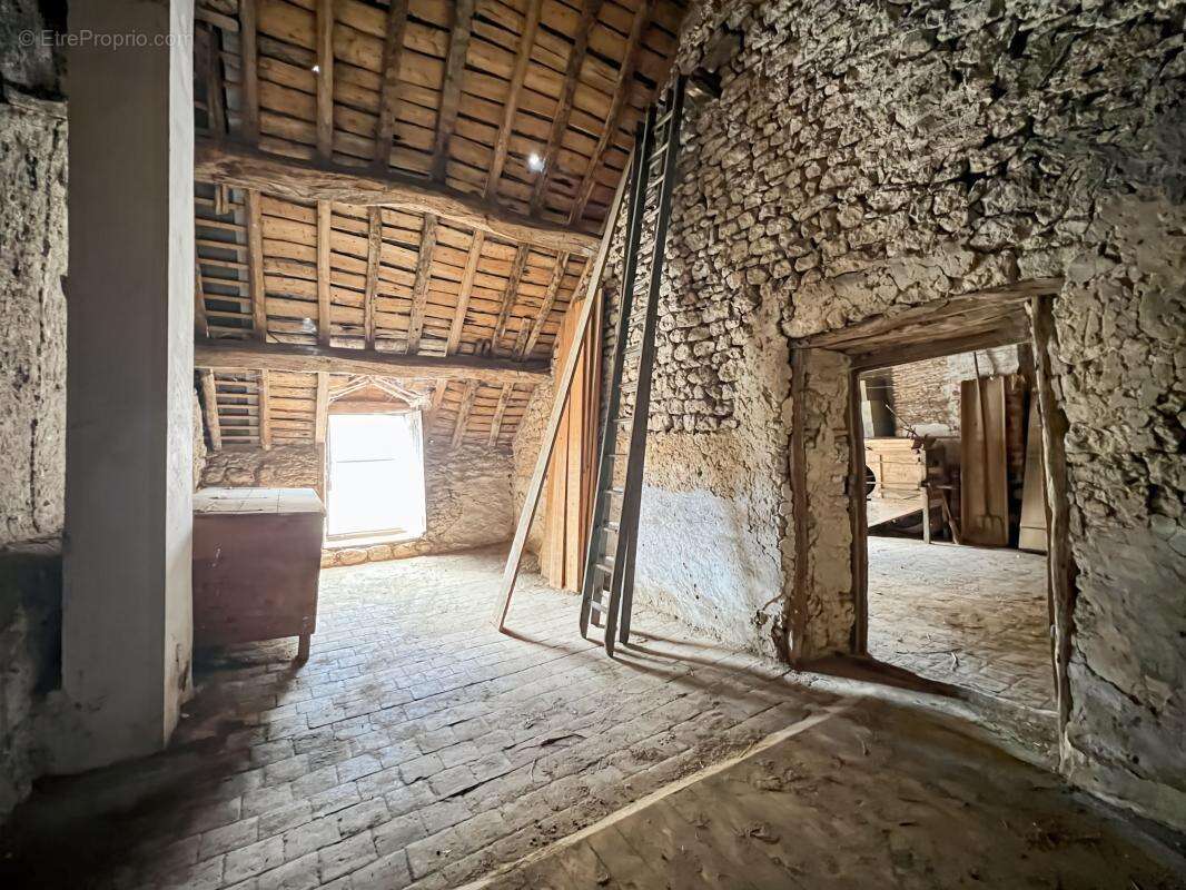  Bâtisse en pierres avec dépendances et fort potentiel à Saint-Péravy-la-Colombe  - photo 10