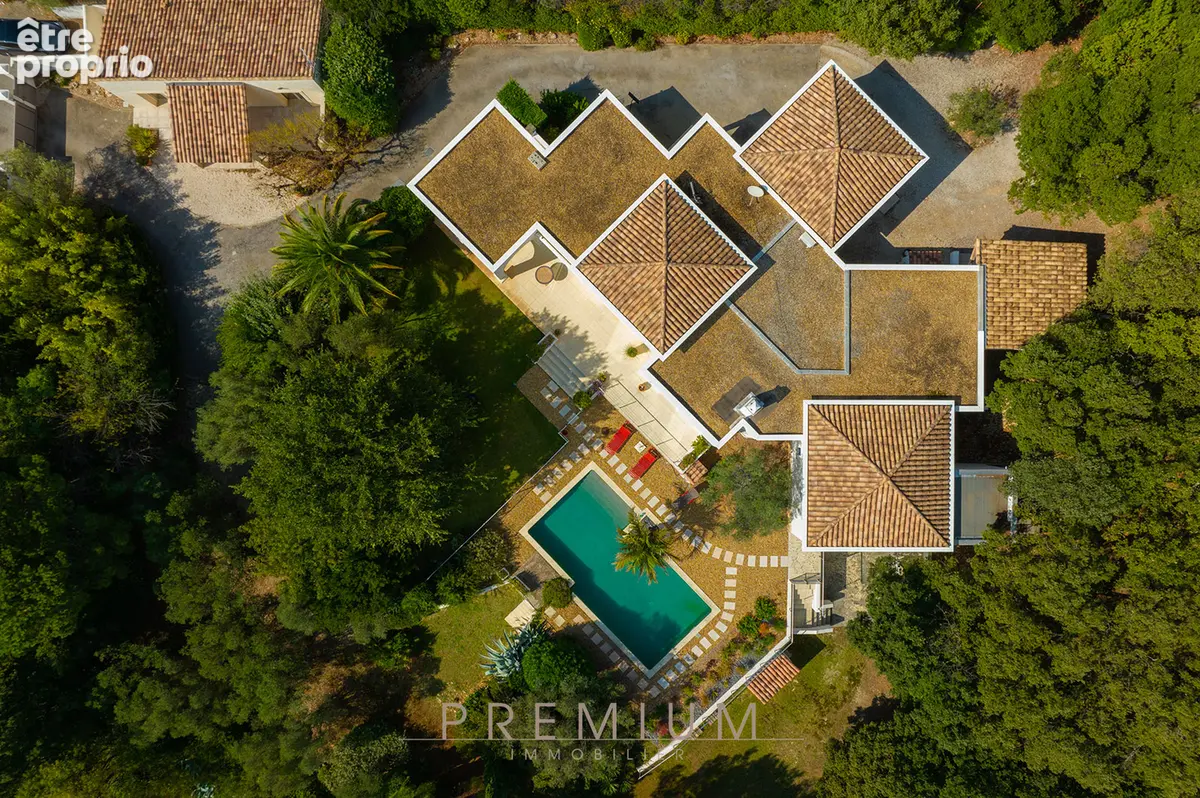 Villa de prestige avec piscine et dépendance, au coeur d'un cadre verdoyant - photo 2