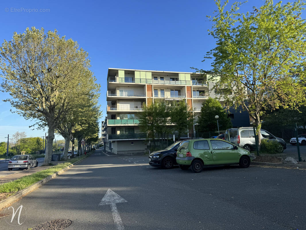 Parking à SAINT-PRIEST-EN-JAREZ